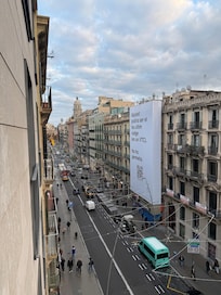Ausblick aus dem Fenster zur Straße.