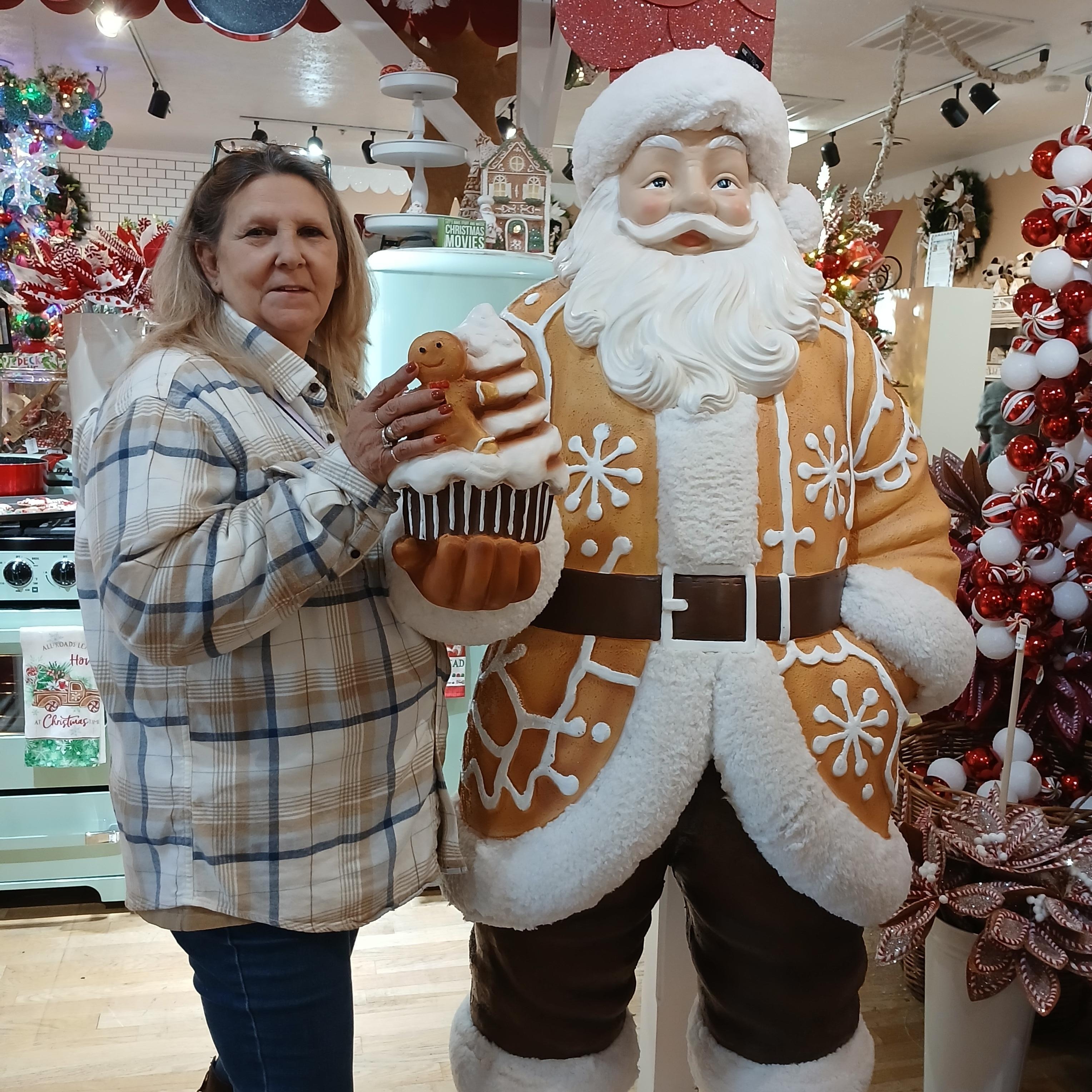 1 1/2 mile from cabin to Christmas Palace in town!  