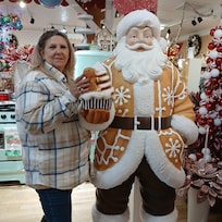 1 1/2 mile from cabin to Christmas Palace in town!