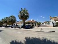 Le quartier fait de petite maisons avec terrasses