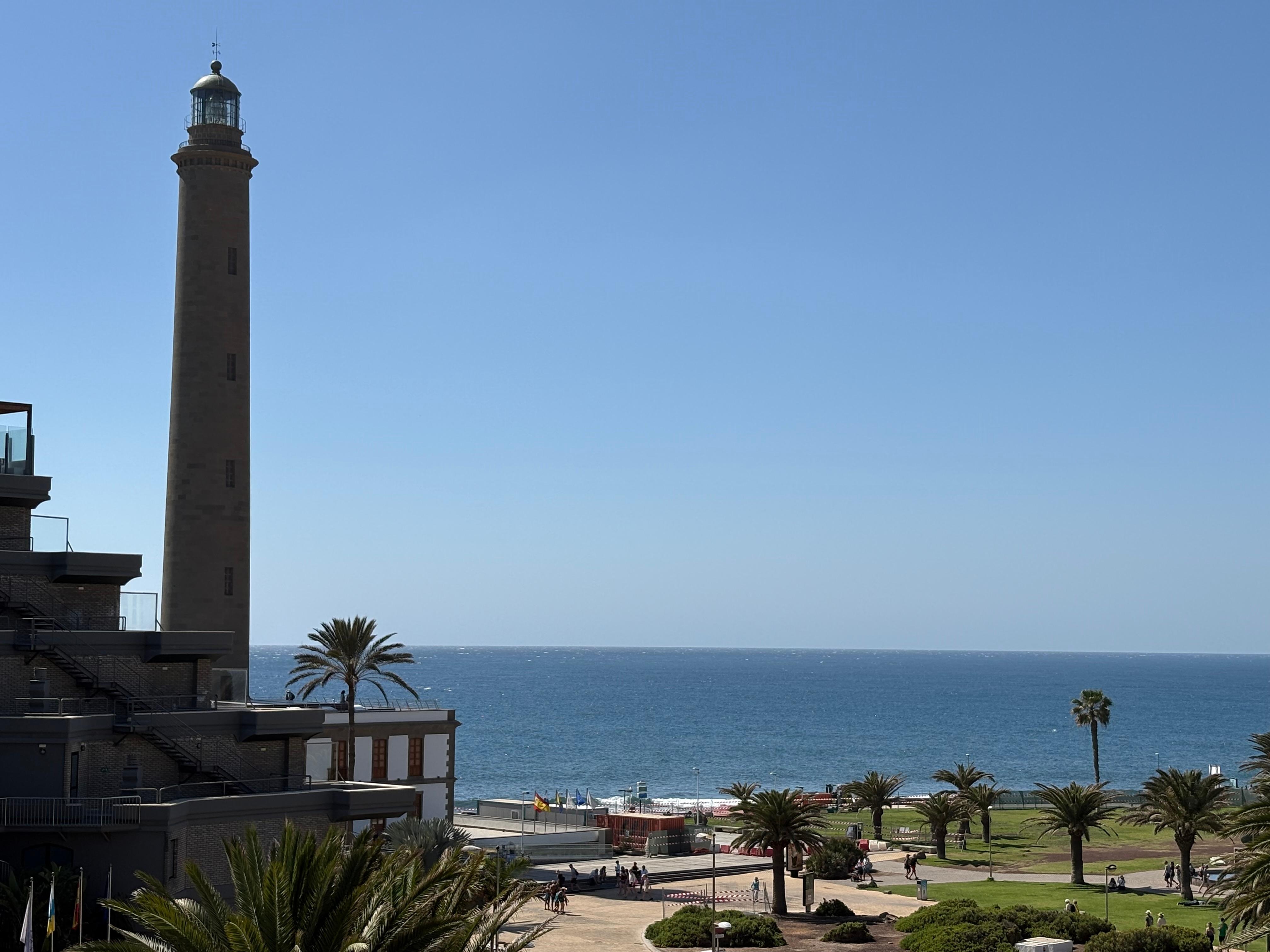 Osassa huoneista merinäköala kuuluisan majakan kupeessa. 