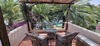 Ons terras met zicht op zwembad