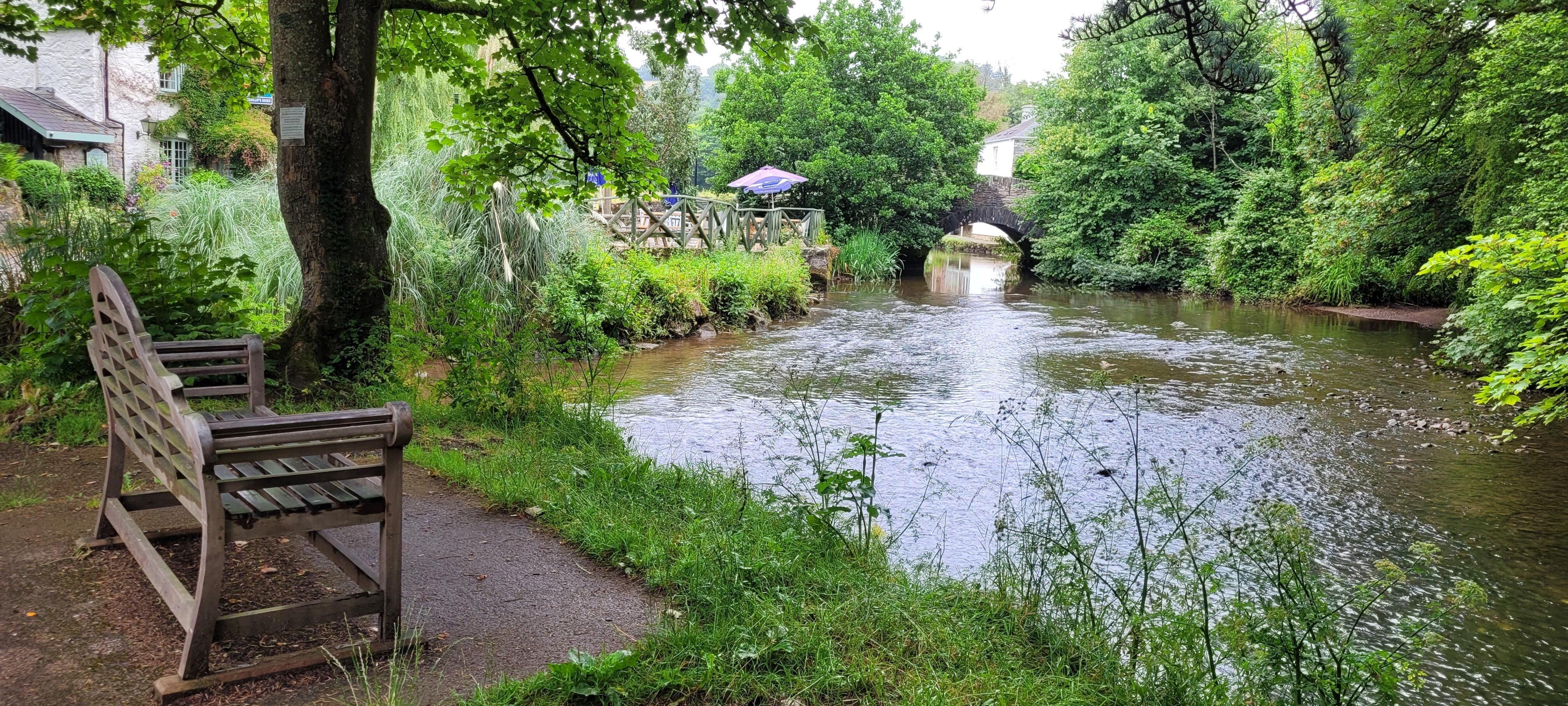 Schöne Terrasse am Bach