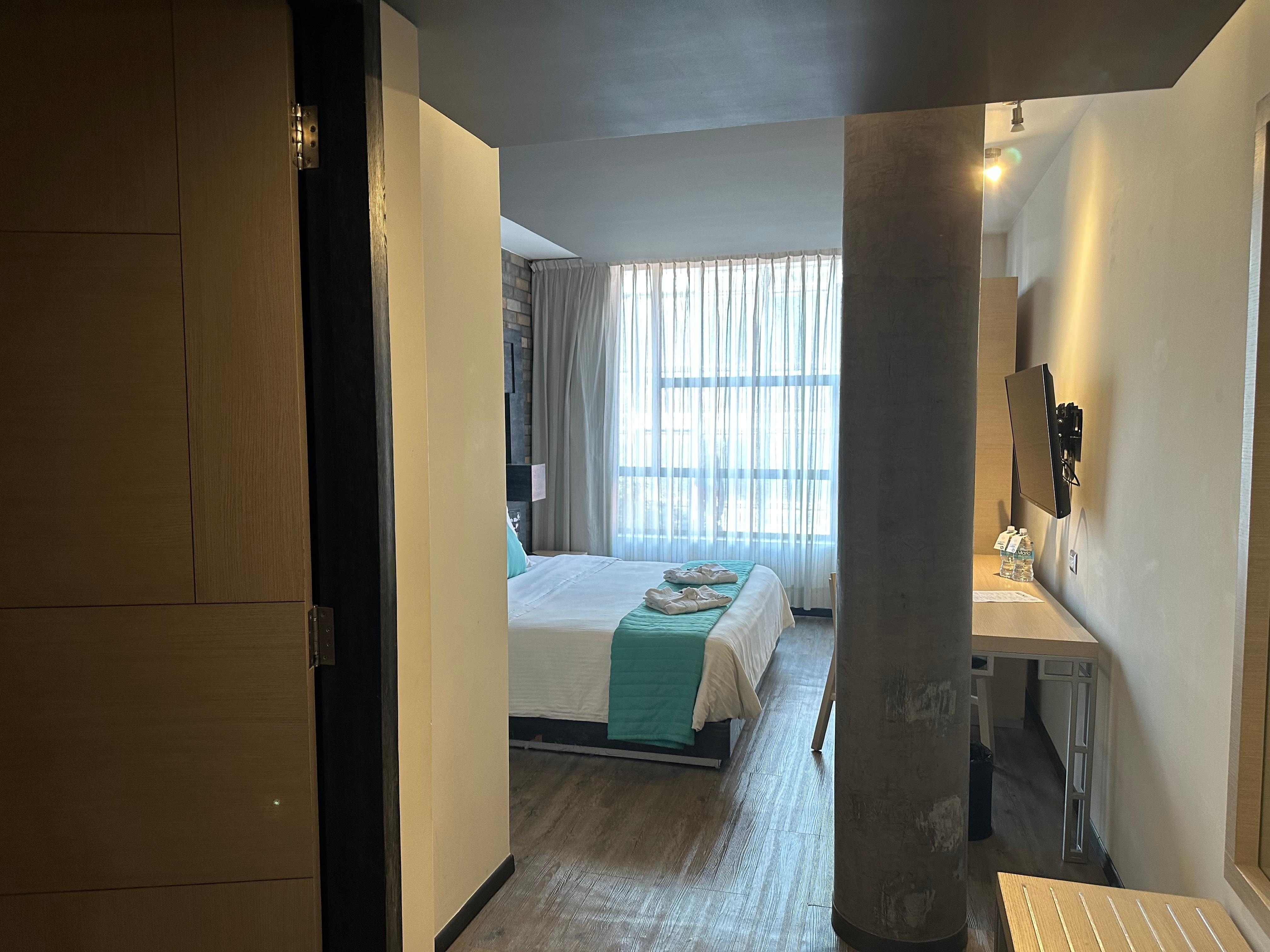 シティービューの部屋を予約しました。部屋は明るく、夜間は静かで快適に滞在できました。