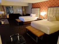 Zimmer mit 2 Queensize Betten.