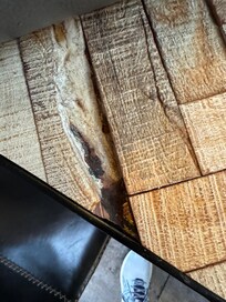 Tafels van hout met oneffenheden waardoor ze moeilijk schoon gemaakt kunnen worden. Inndie gleuf vond ik een kakkerlak
