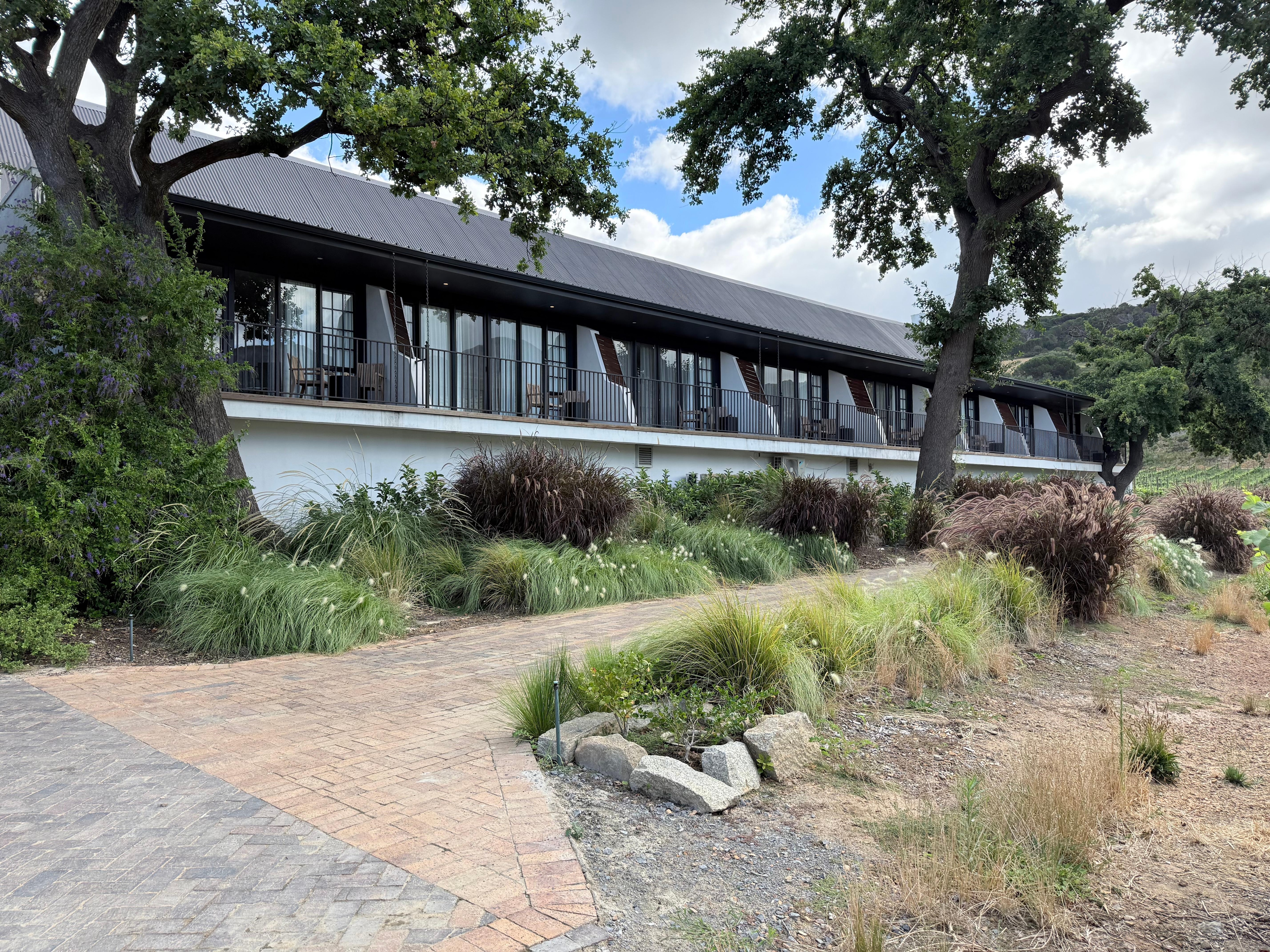 Wohngebäude mit Balkon