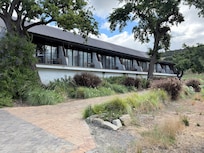 Wohngebäude mit Balkon