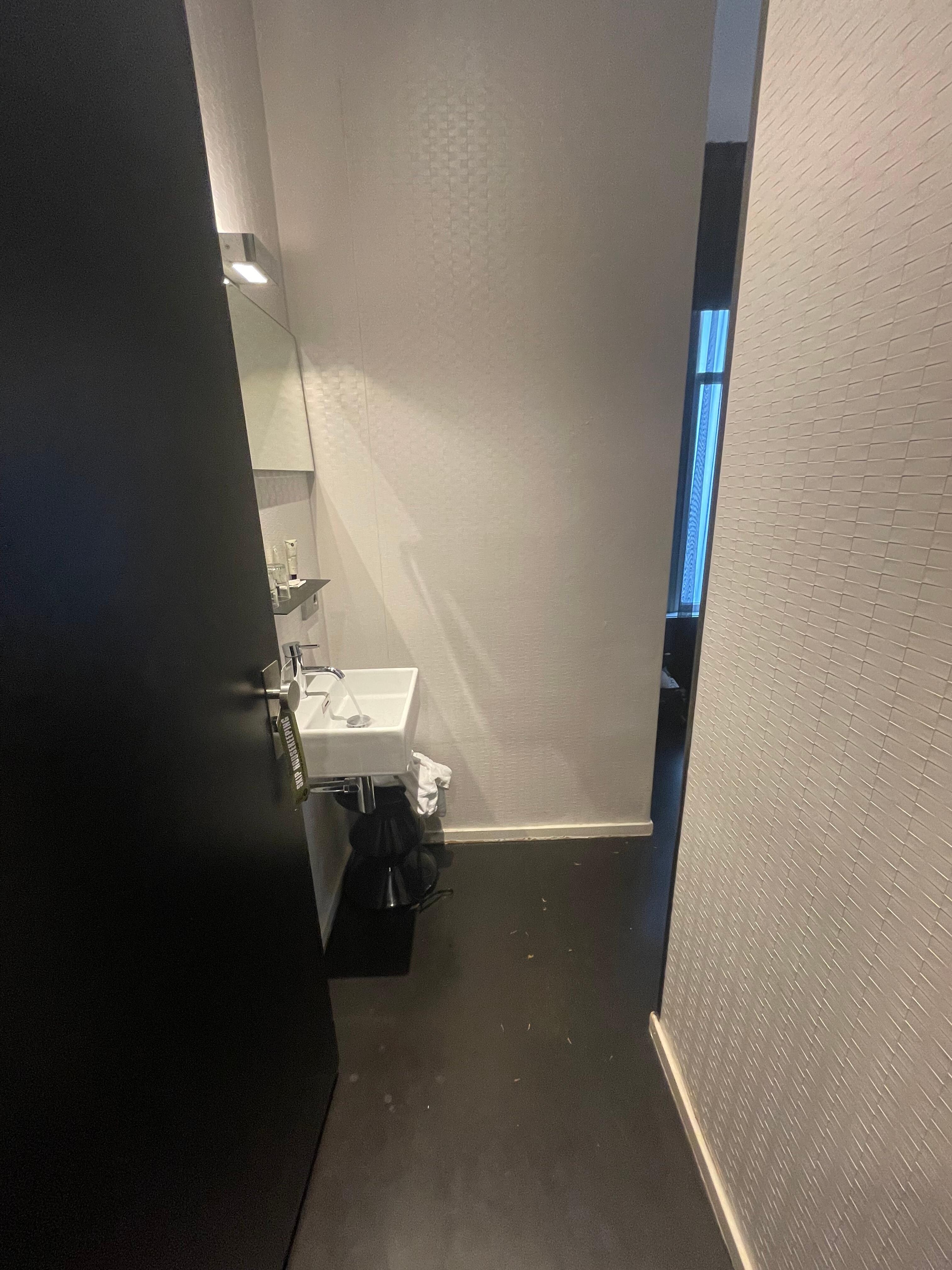 Direkt när man kommer innanför dörren. Dörren till toaletten är bakom ytterdörren, handfatet är i hallen. 