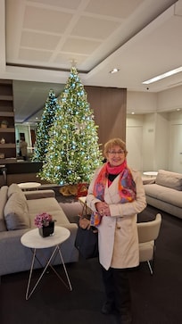 Minha esposa "pisando" diante da árvore de Natal instalada no hall do hotel Amura Alcobendas.