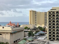 ピンクパレスとも言われるロイヤルハワイアンホテルが見えて素敵