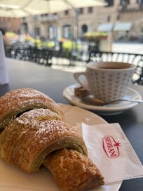 A cornetto and cappuccino in the Piazza di Popolo!