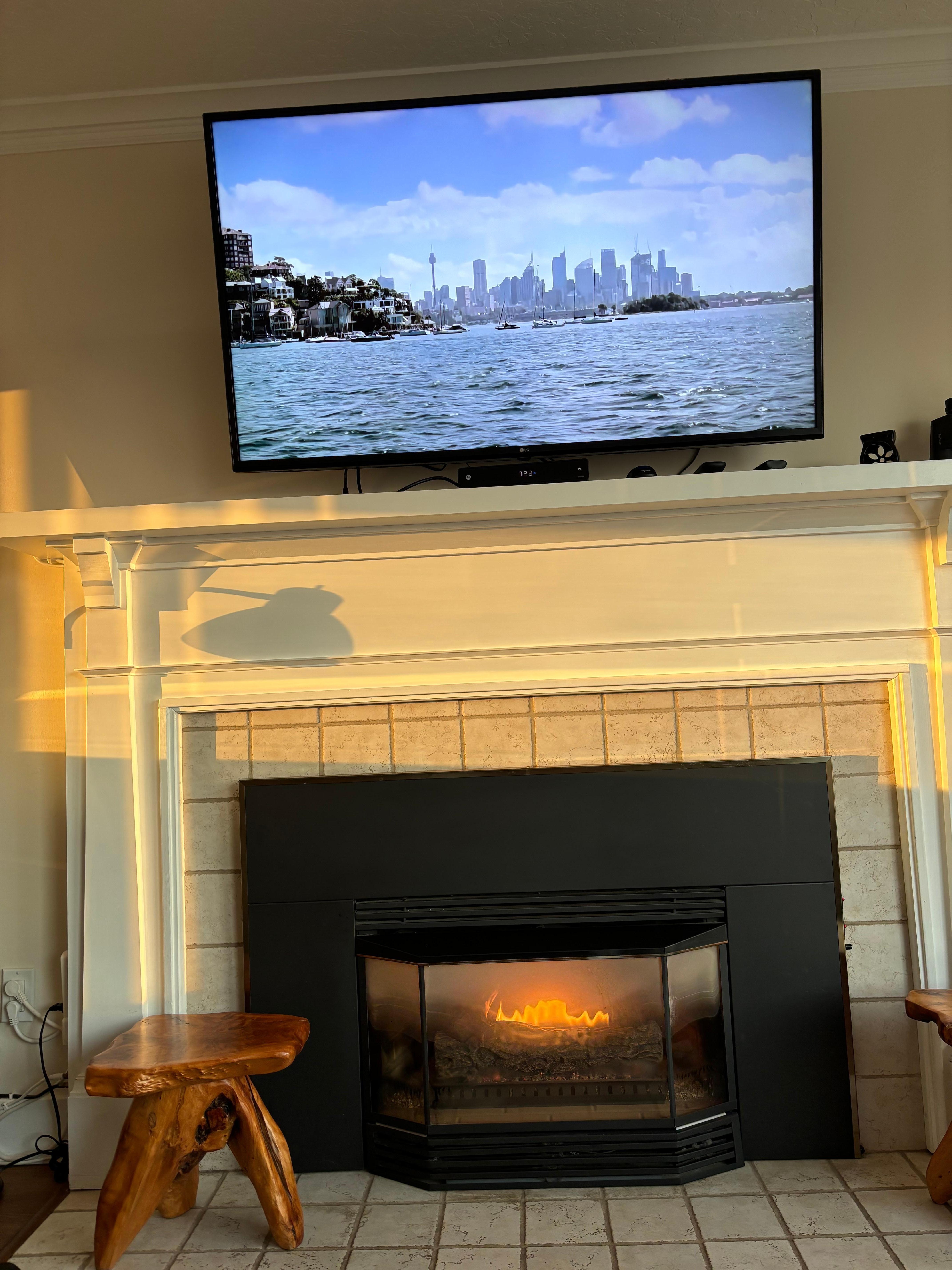 Very cozy fireplace and good tv reception 