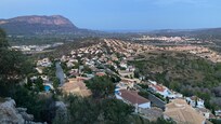 Blick vonnder Terrasse mit Meer im Hintergrund