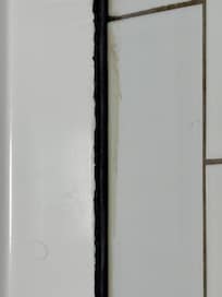 Thus is another picture of the bathtub.