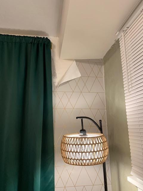 Wallpaper peeling