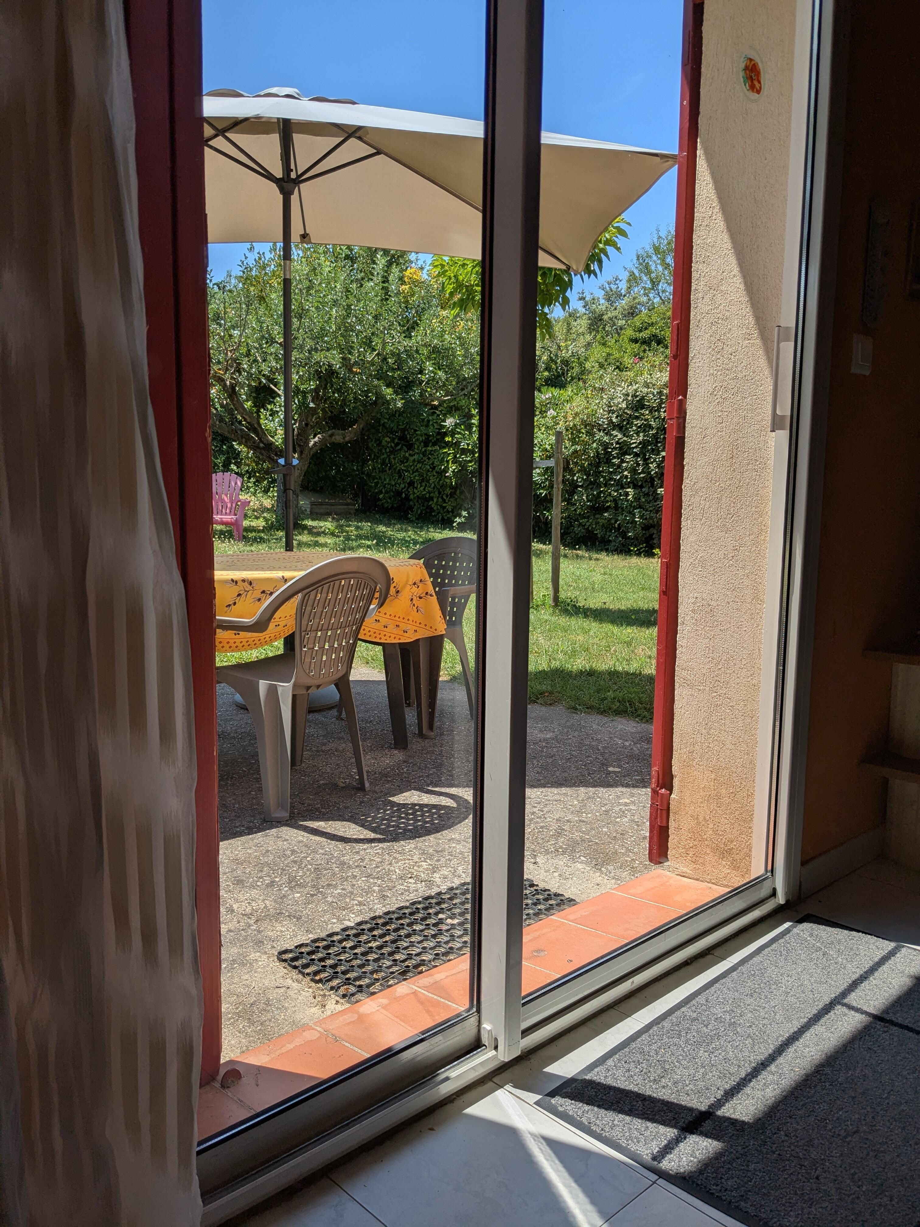 Uitzicht vanaf de woonkamer naar de tuin