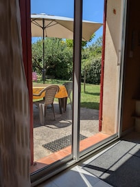 Uitzicht vanaf de woonkamer naar de tuin