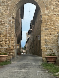 You can drive your rental car through the archway opening and go through the whole town you can unload your car, but you have to park outside of the main road through the Town a five minute walk no pay apart