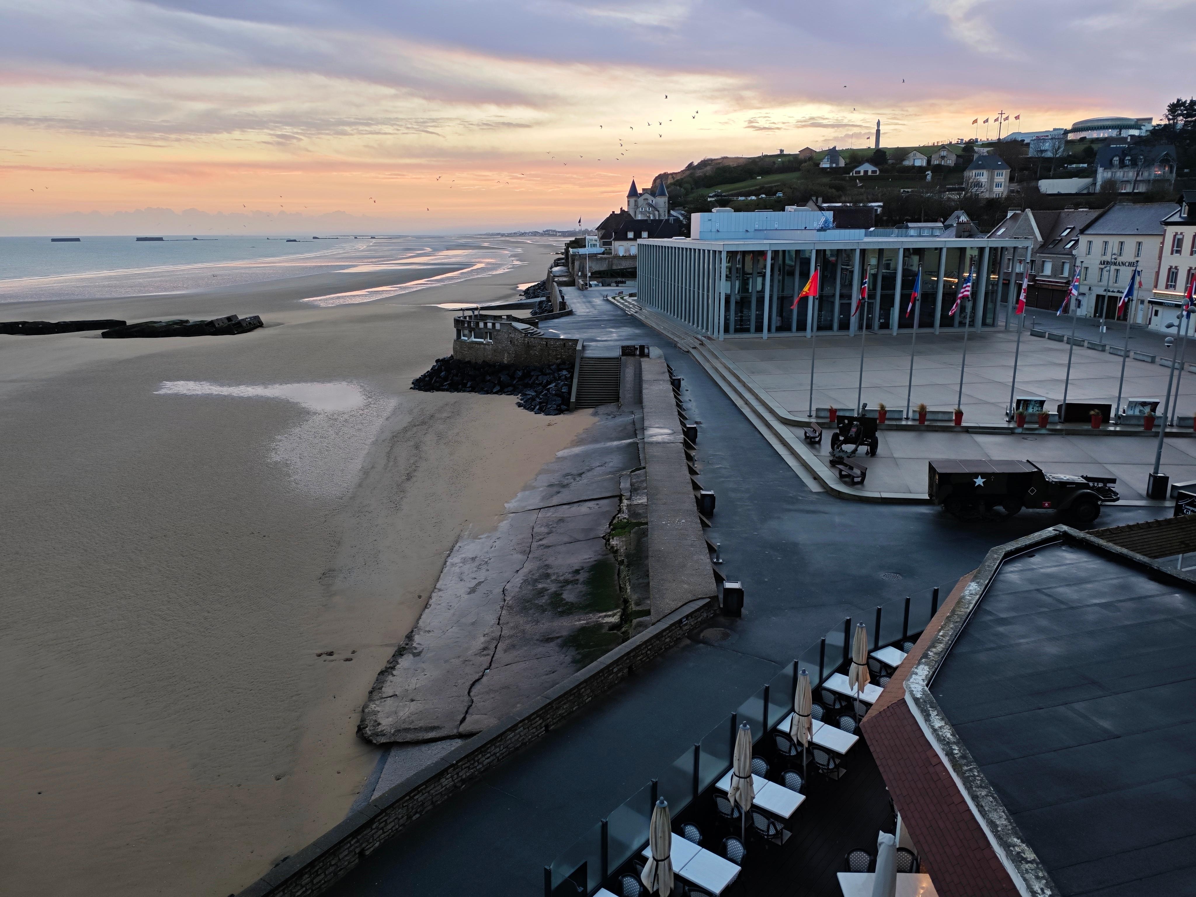 Vue de la chambre, fenêtre n° 2, face au musée du débarquement 