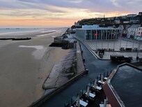 Vue de la chambre, fenêtre n° 2, face au musée du débarquement