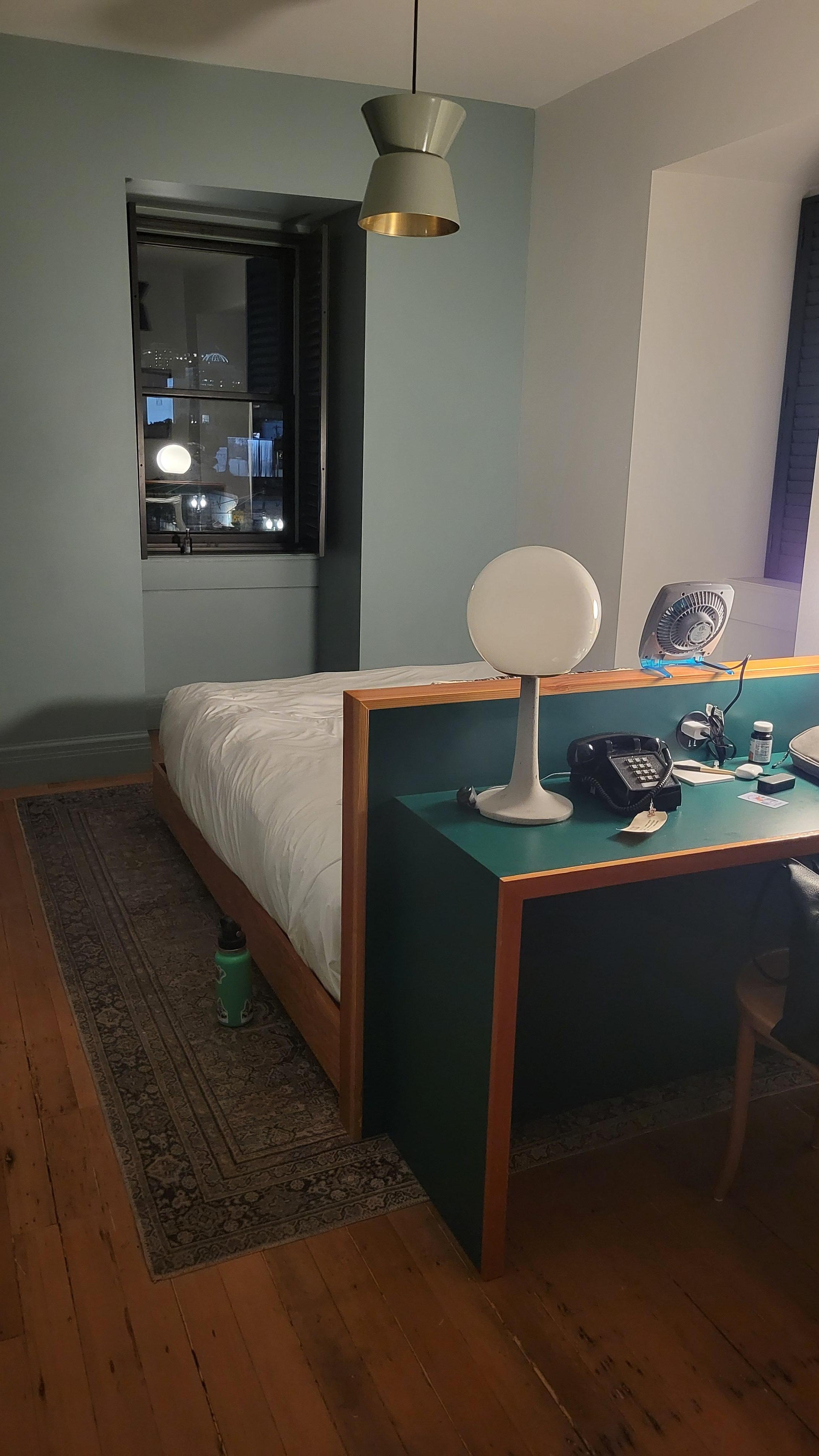 Single queen room