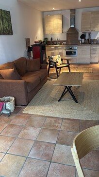 Prachtige woonkamer met een rijk uitgeruste keuken