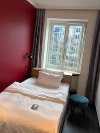 窓の外は隣の映画館か何か