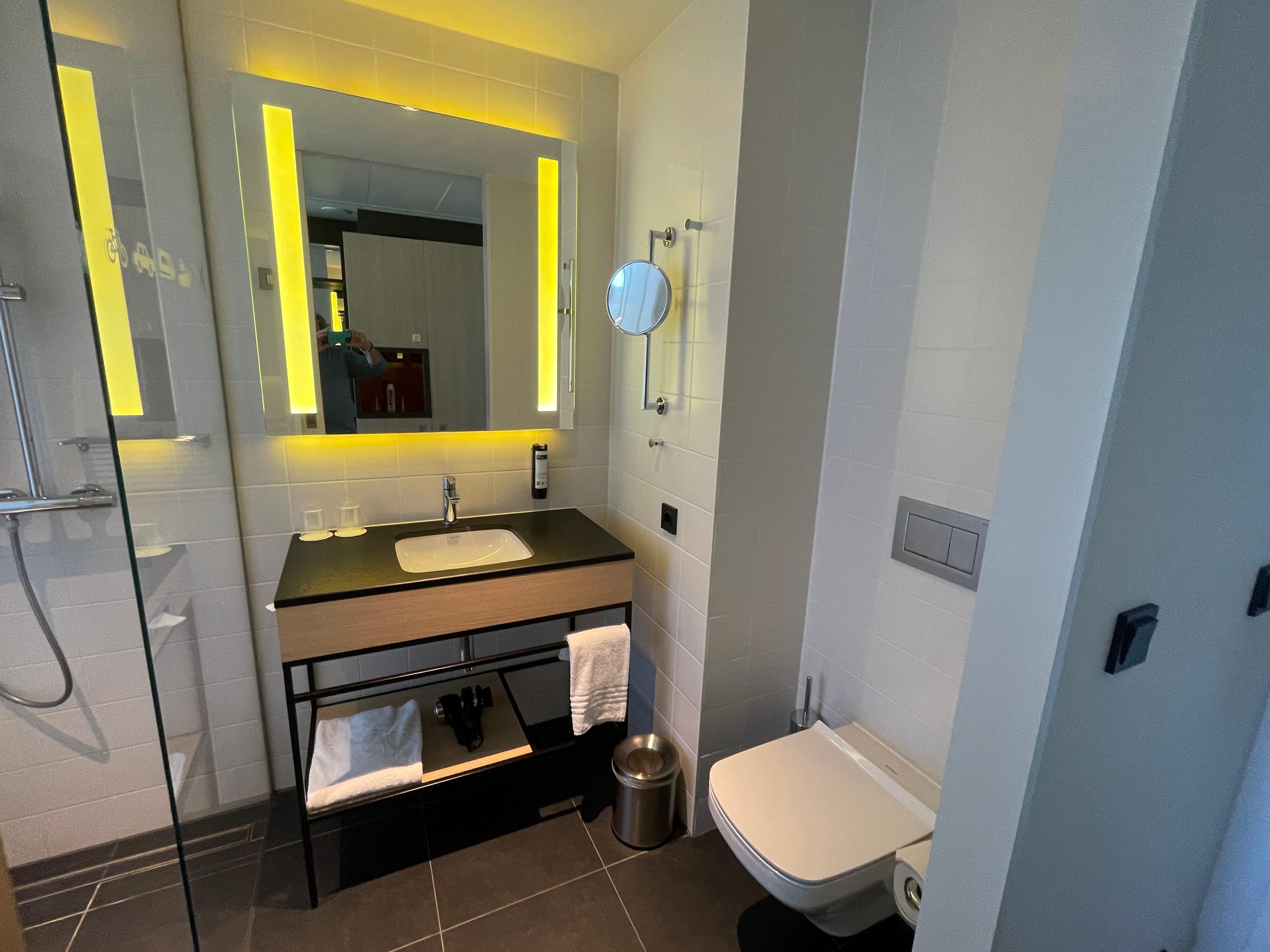 Chambre de bain moderne espace cabinet pratique 