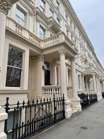 Great street. Nice neighborhood.