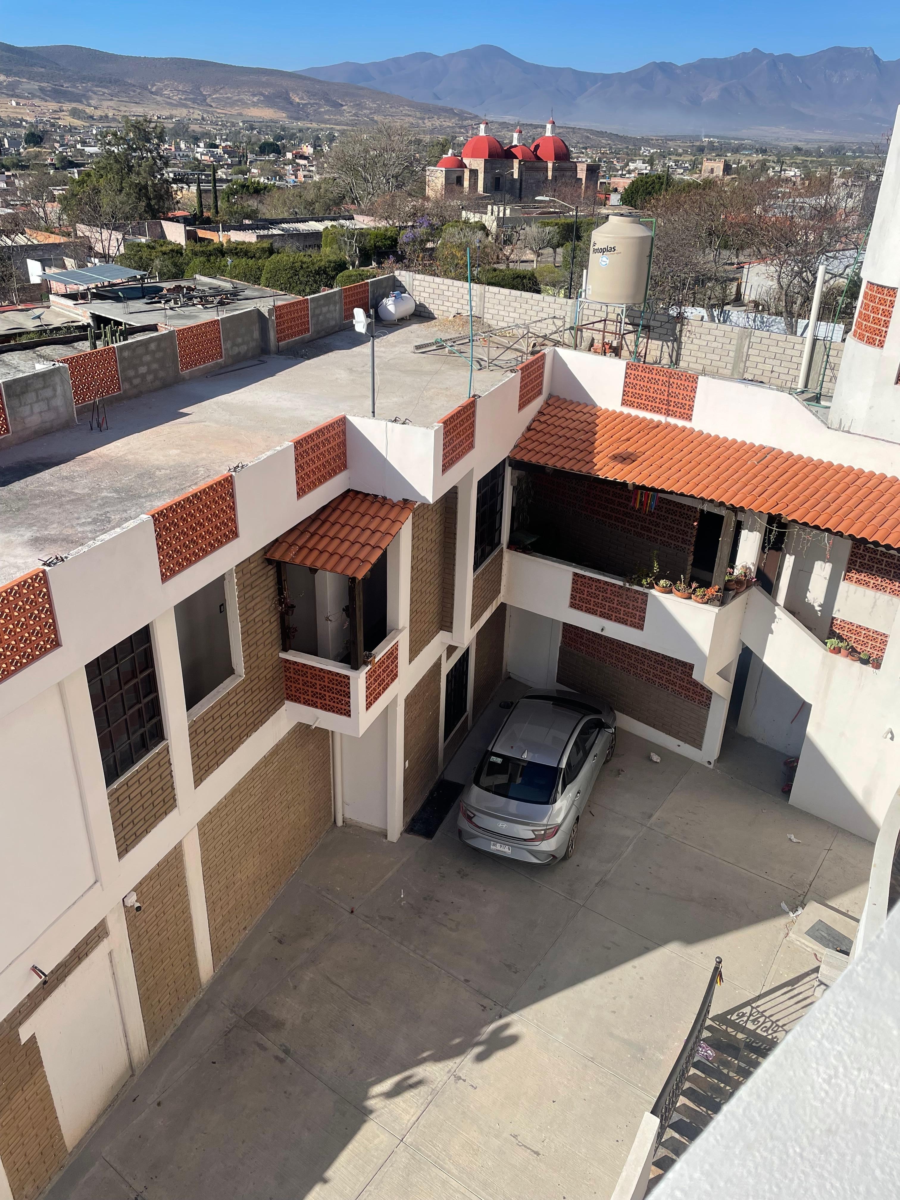 Possibilité de parquer la voiture à l'intérieur de l'hôtel ( ouvert sur la rue) 