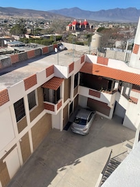 Possibilité de parquer la voiture à l'intérieur de l'hôtel ( ouvert sur la rue)