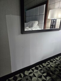 Why is there not wallpaper here