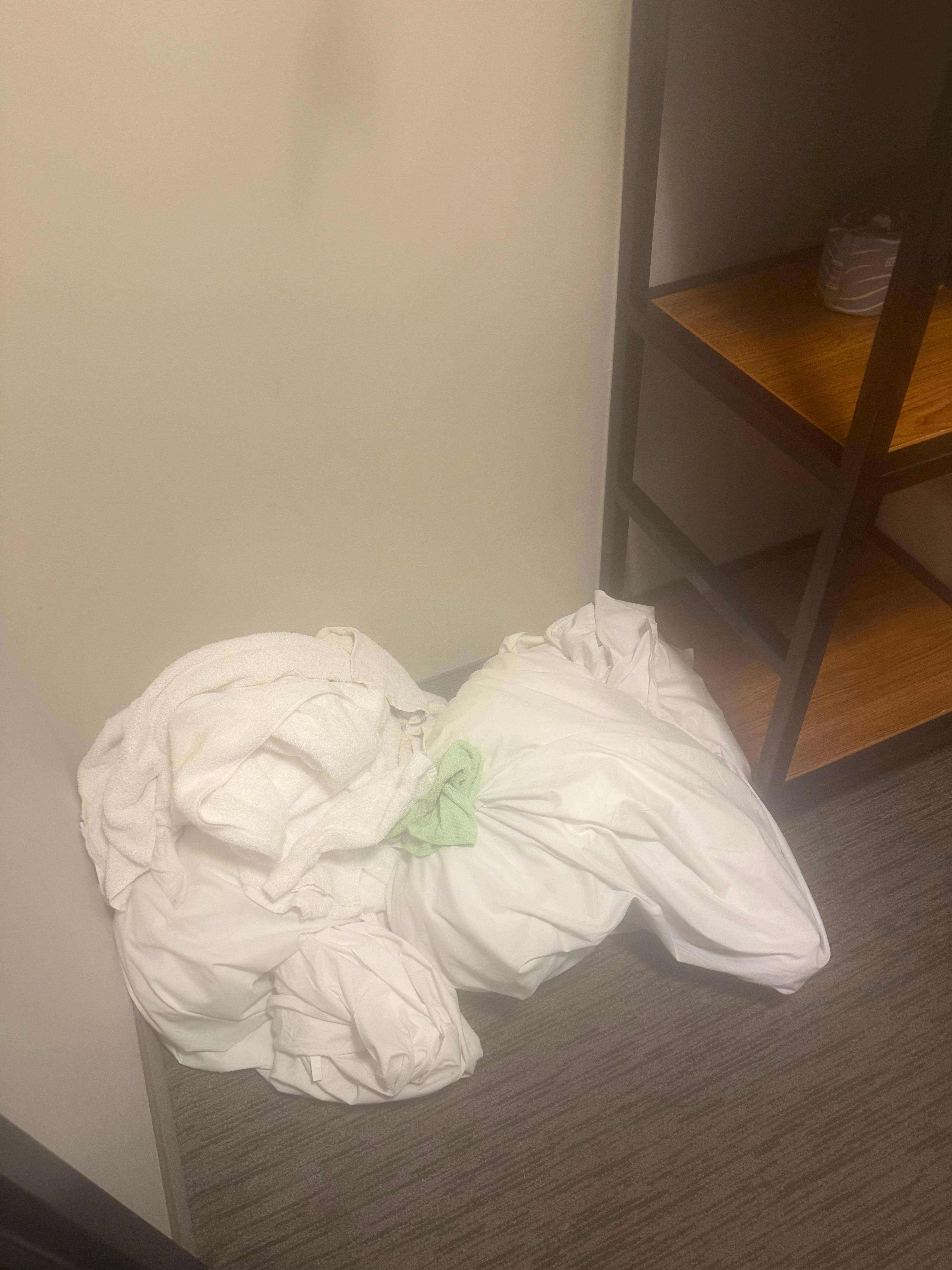 Dirty minimum from previous guest, took them 3 hrs to remove.