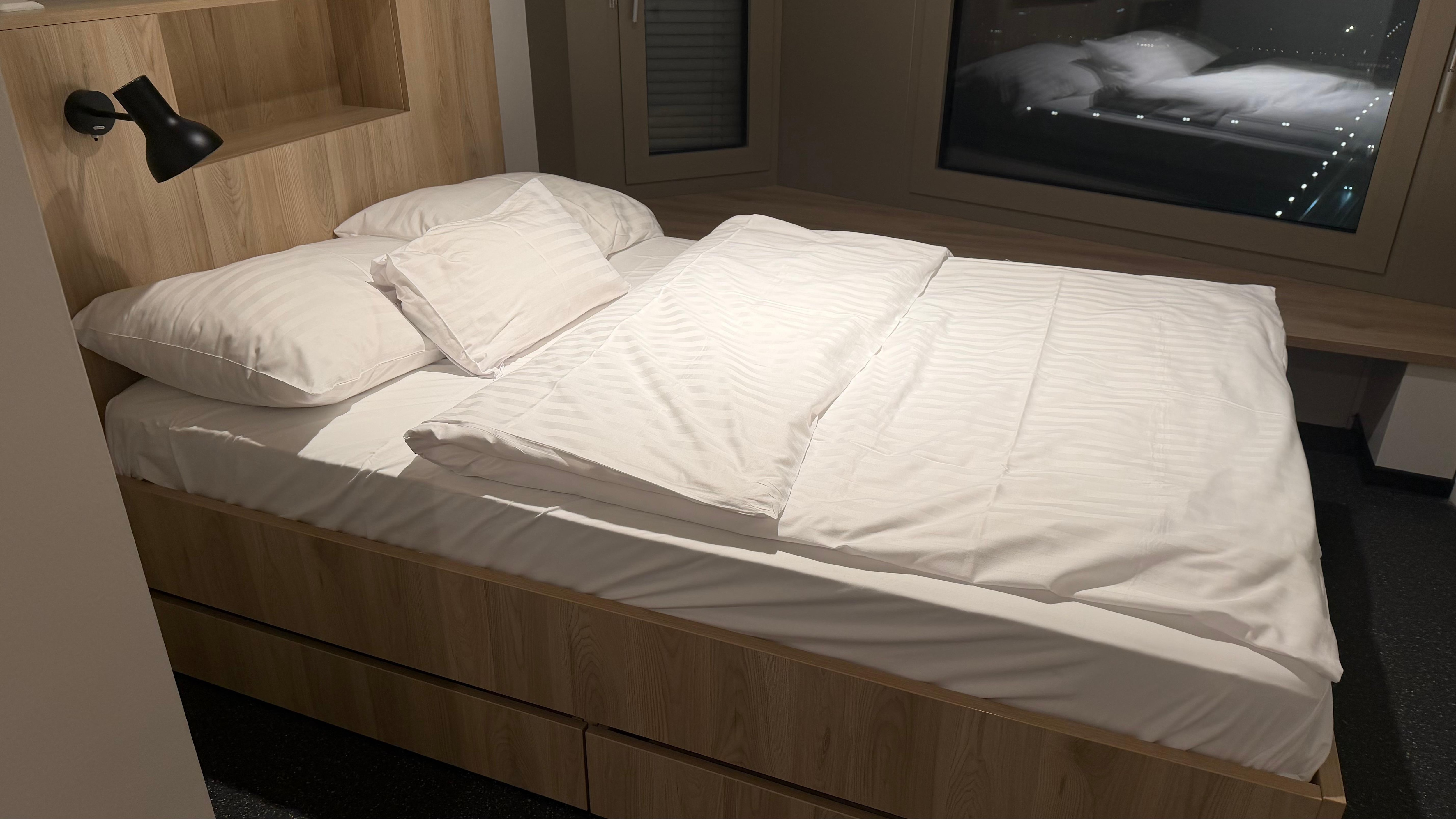 Sovrum med mycket smal säng