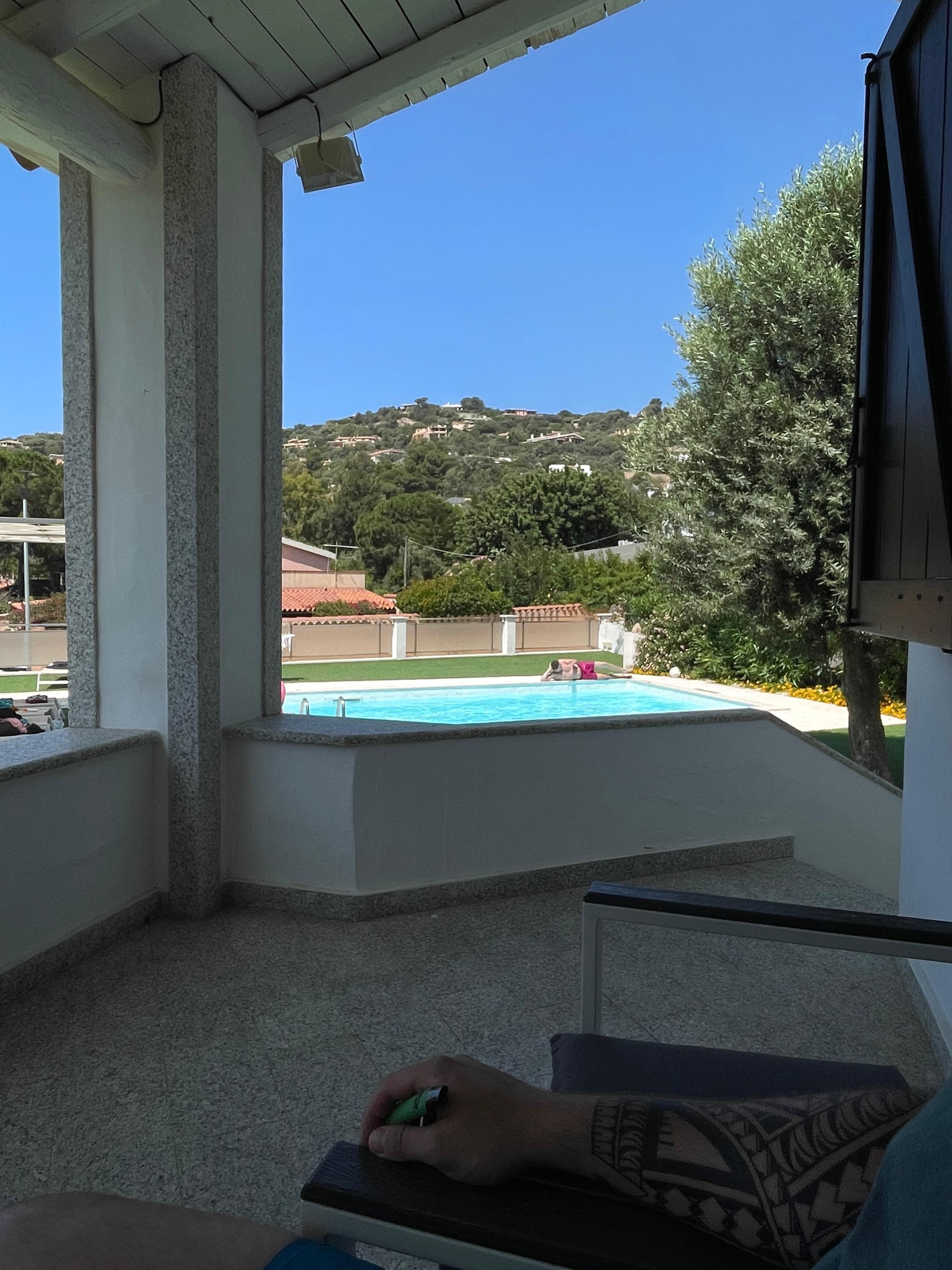 Terrasse mit Blick auf Pool