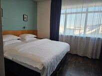 コンセントの差し口が片方のベッドサイドにしか見当たらなかったので延長コードあると便利です◎