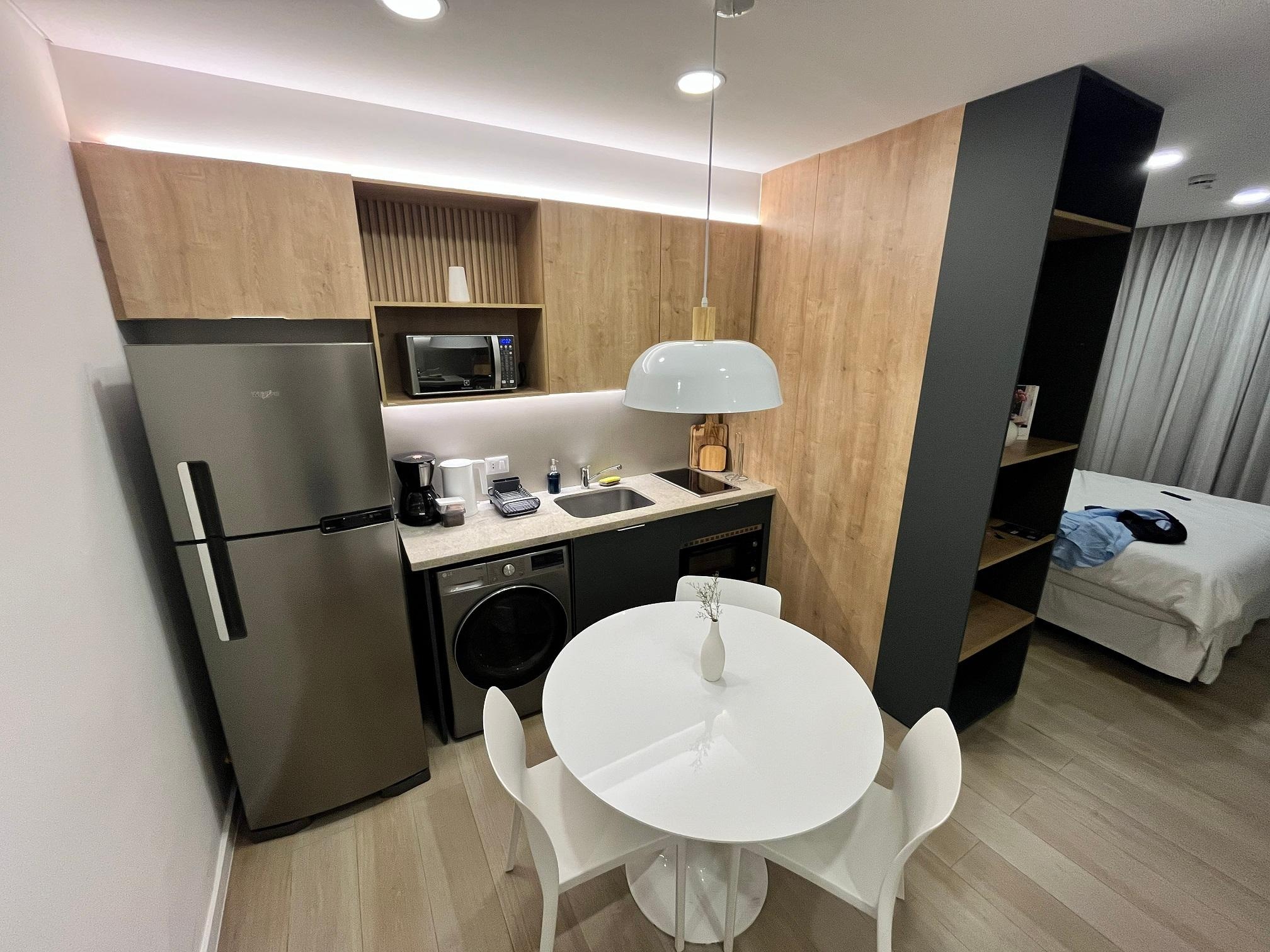 Cozinha bem aparelhada e limpa