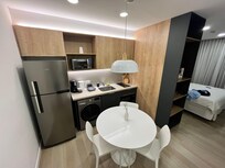 Cozinha bem aparelhada e limpa