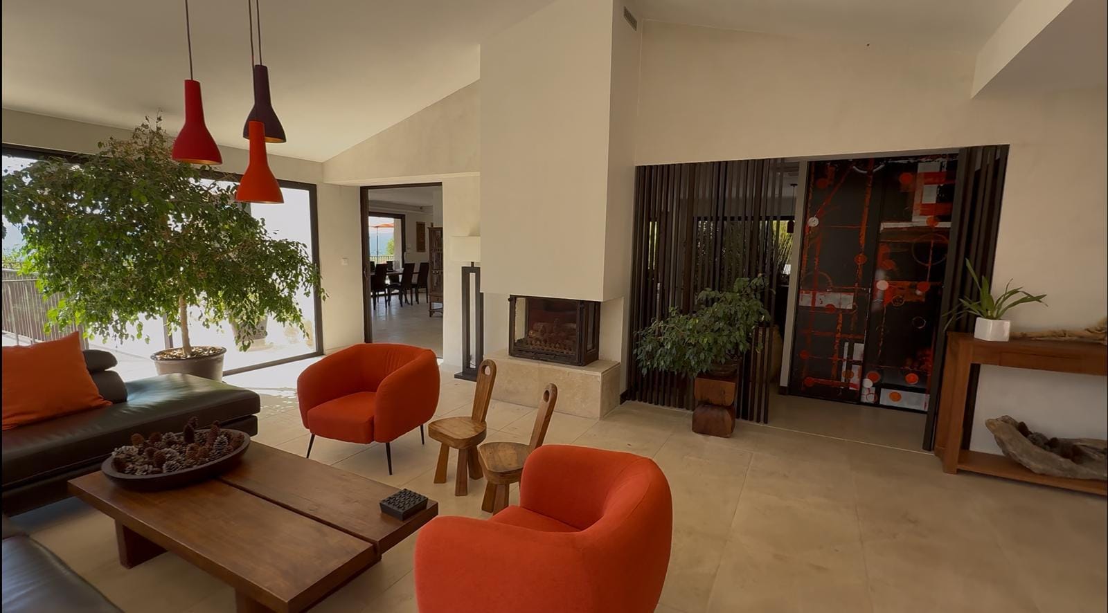 Un intérieur soigneusement meublé