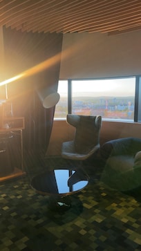 Utsikt från sängen över rummet