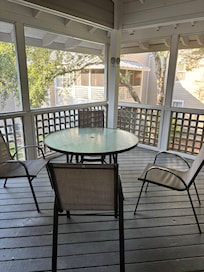 Spacious screen porch (loved not battling mosquitoes)