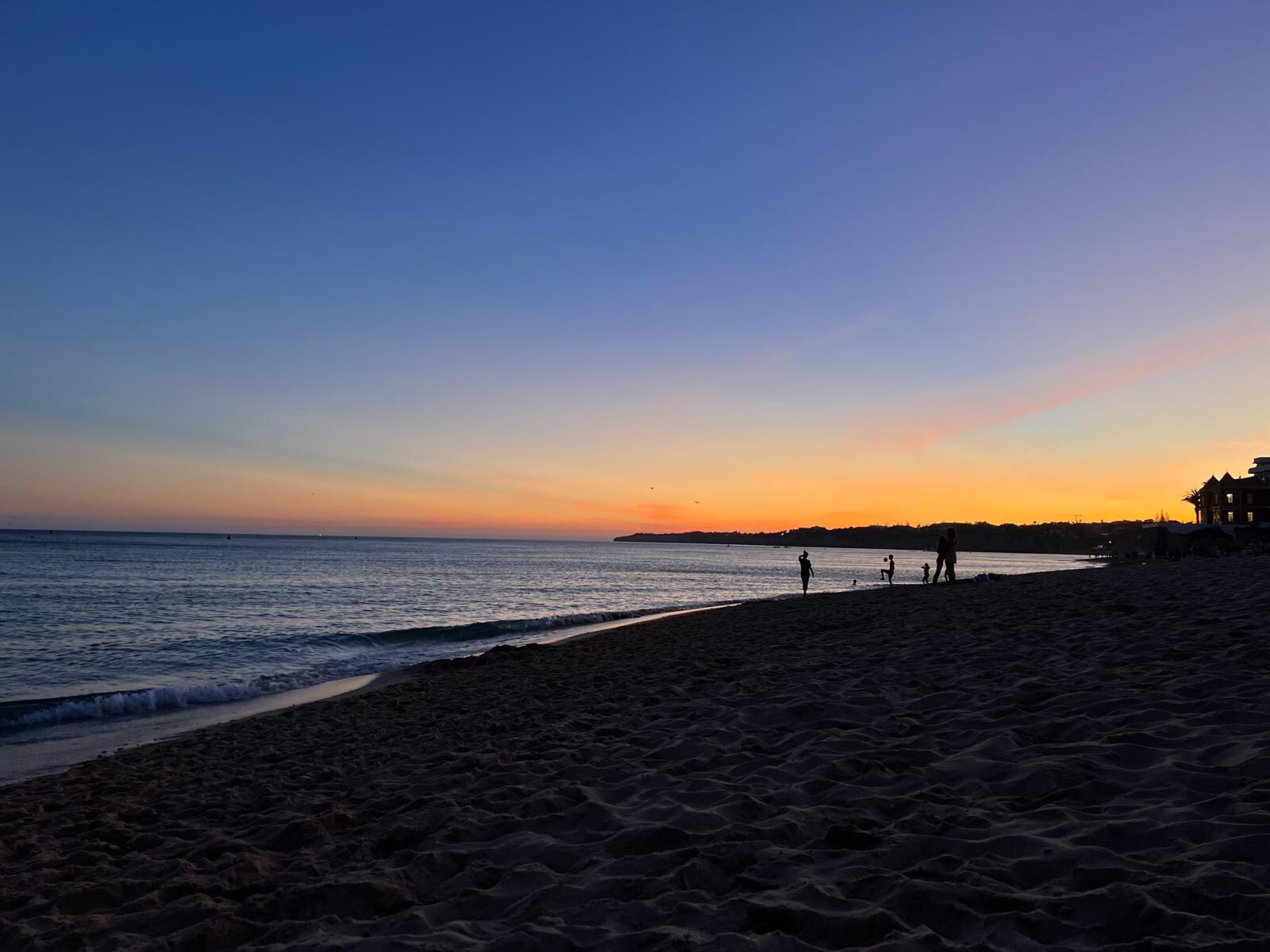 Uitzicht in de avond vanaf het balkon