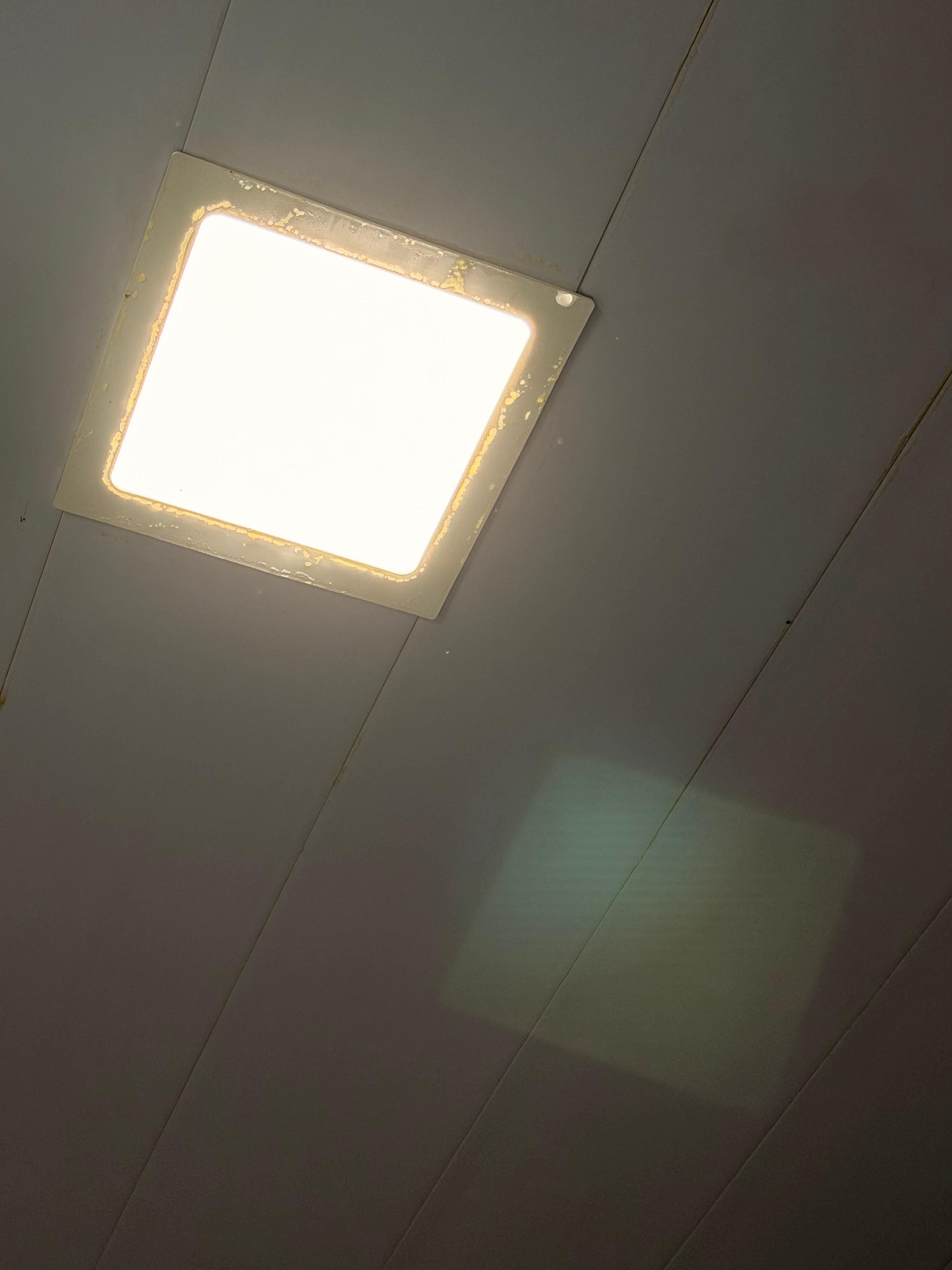 Mais uma goteira na luminária.