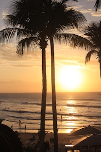 Vista do por do Sol na piscina