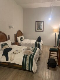 Focos colgando del techo, colchones desgastados de malos. Oscuro y lúgubre.