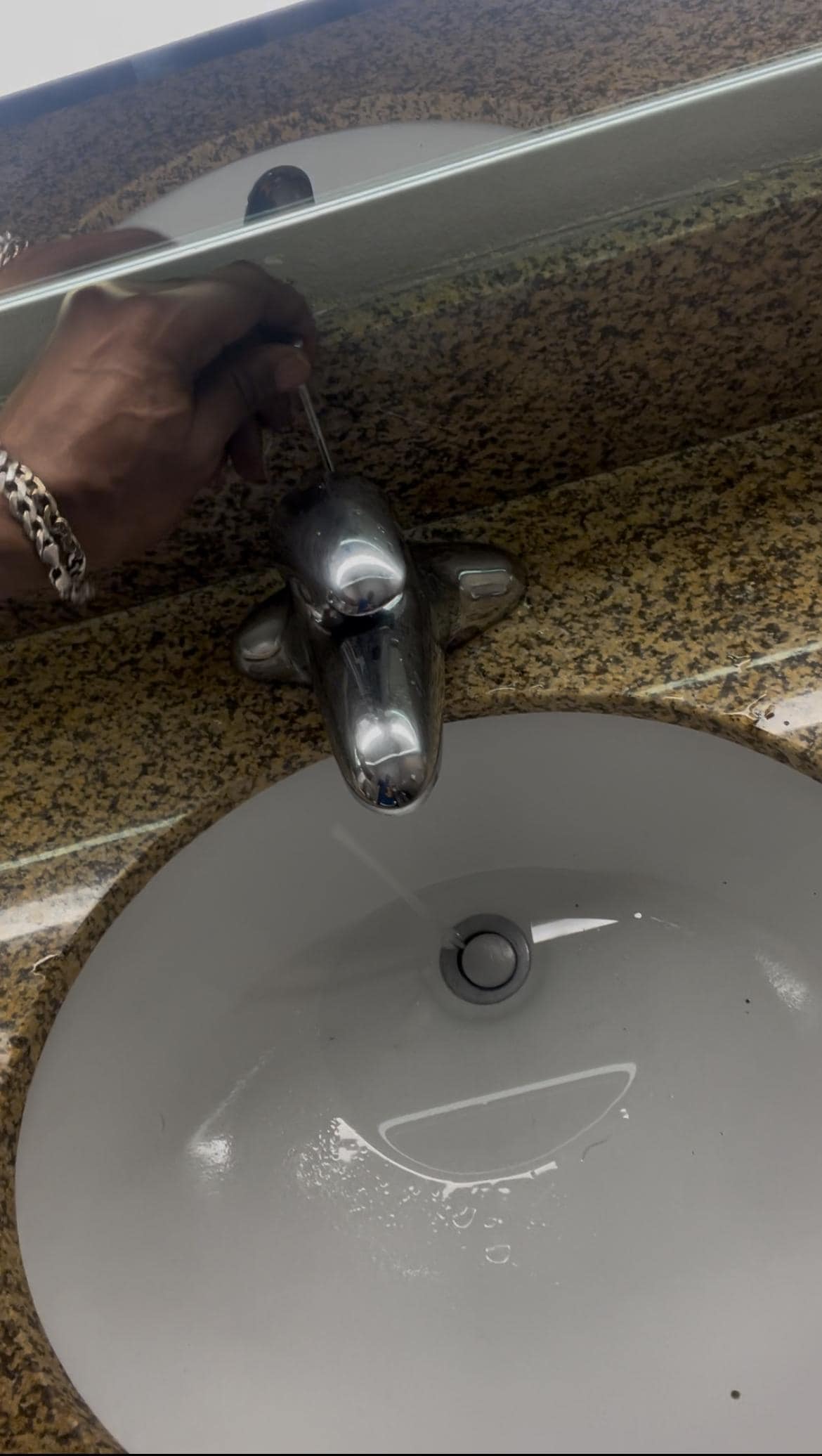 Sink stopper not connected