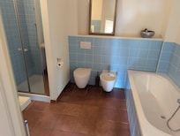 Saubere und gut ausgestattete Badezimmer