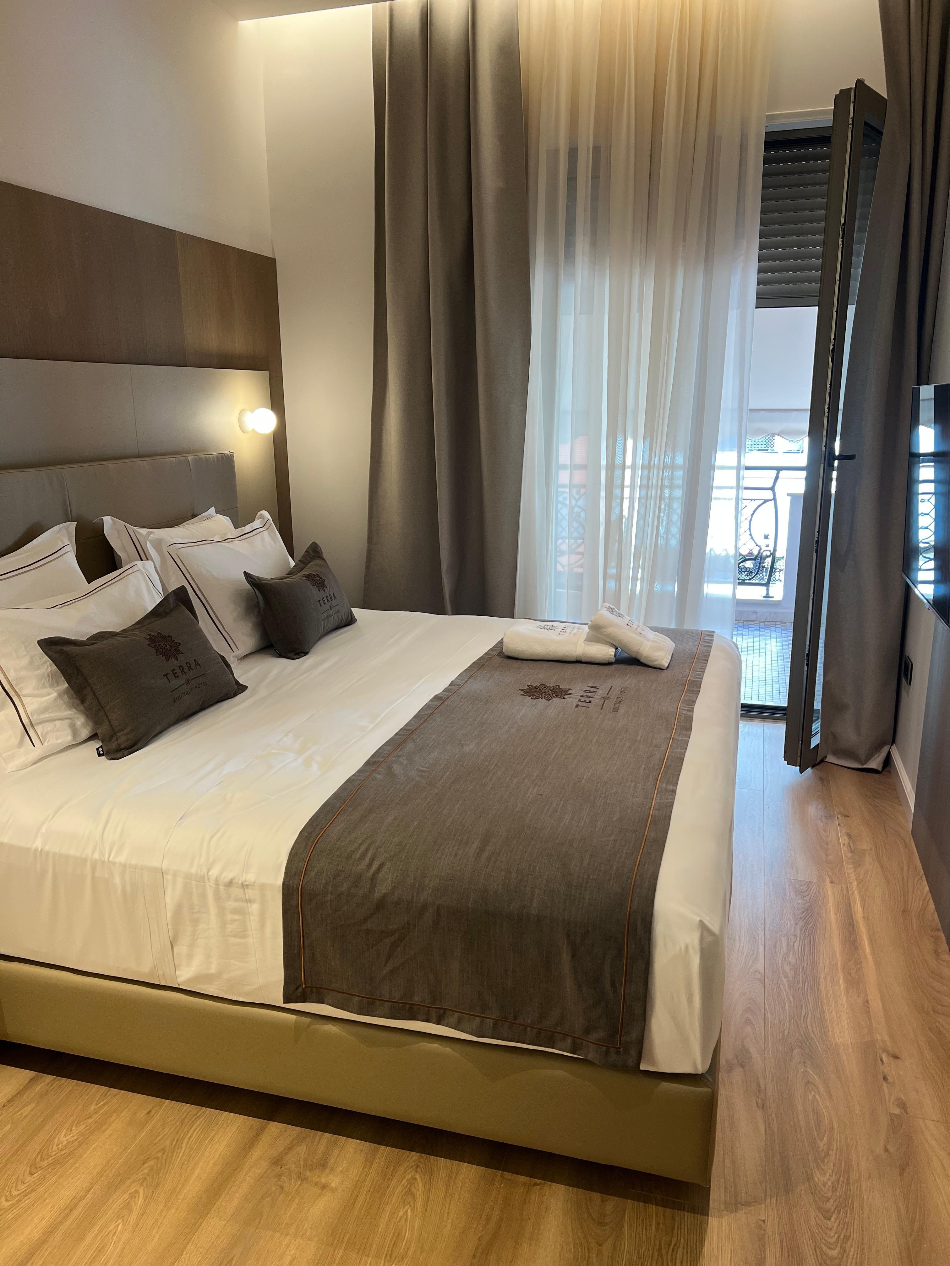 Bedroom with access to balcony 