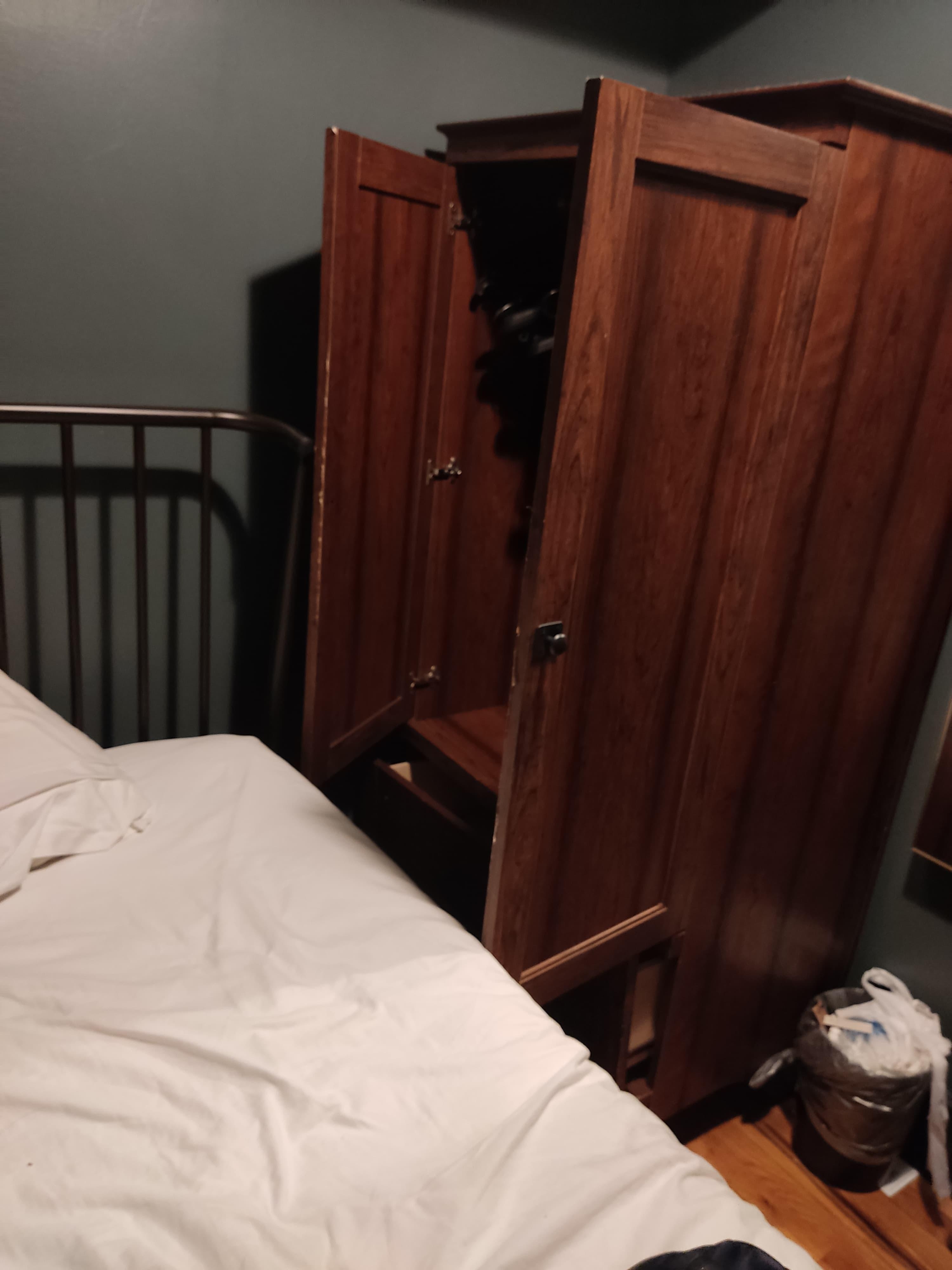 El mueble estropeado.